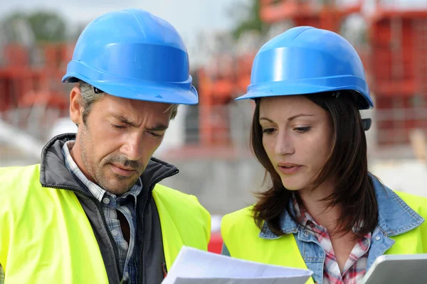 Closeup de engenheiros com capacete azul no canteiro de obras — Fotografia de Stock