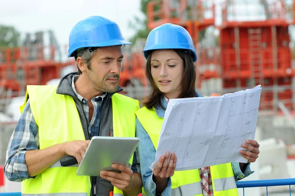 Ingenieros en obra controlando proyecto — Foto de Stock