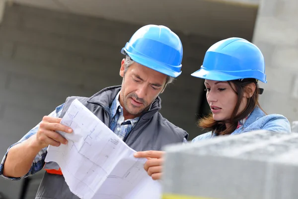 Närbild av ingenjörer läsa planen på att bygga webbplats — Stockfoto