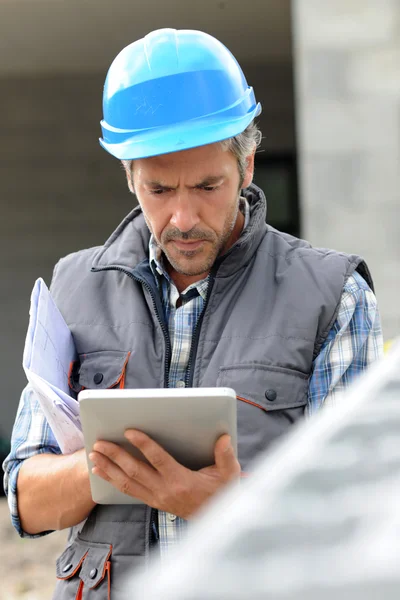 Unternehmer auf Baustelle mit elektronischem Tablet — Stockfoto