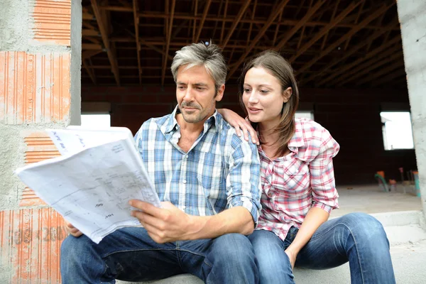 Ehepaar sitzt in Haus im Bau — Stockfoto
