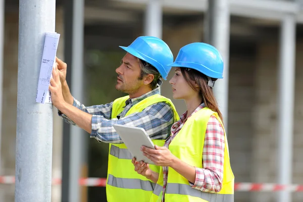 Construction using electronic tablet on site — Stock Photo, Image