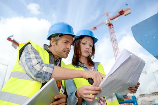 Gerente de construcción e ingeniero trabajando en obra — Foto de Stock