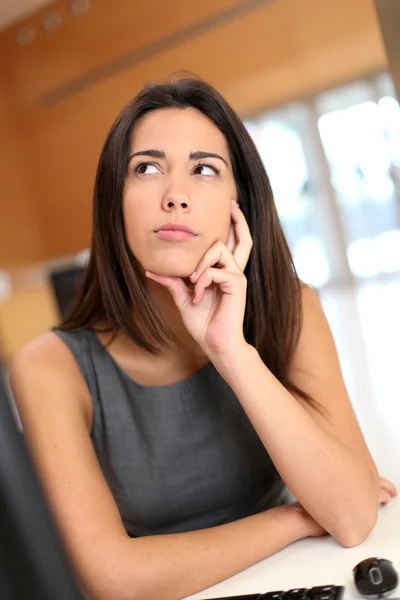 Büroangestellte mit aufgeregtem Blick — Stockfoto