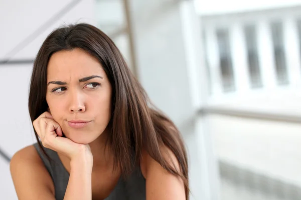 Ritratto di ragazza con sguardo dubbioso sul viso — Foto Stock