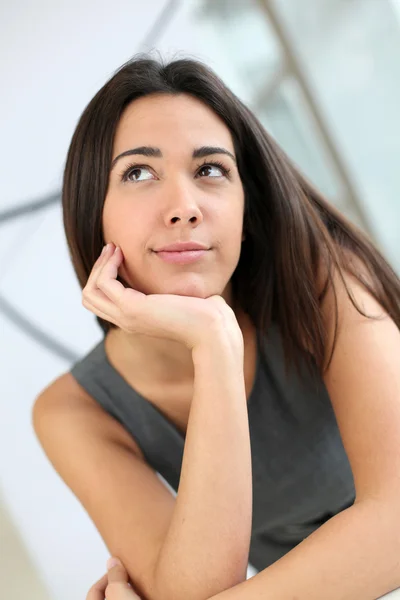 Portret van prachtige student met hand op kin — Stockfoto