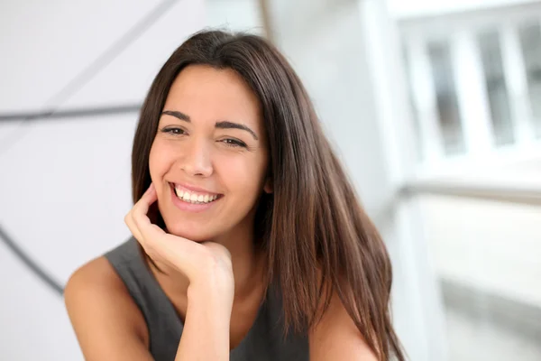 Retrato de menina estudante sorridente — Fotografia de Stock