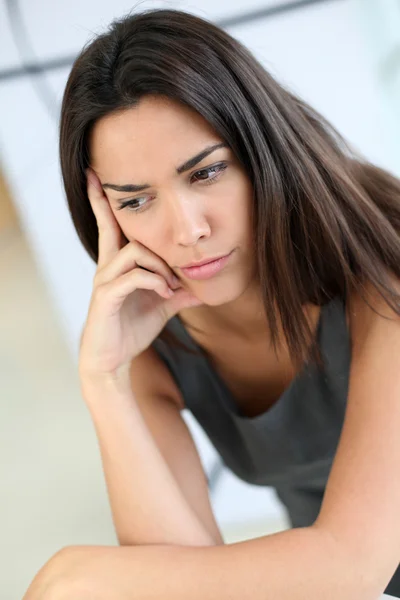 Retrato de chica con mirada dudosa en su cara — Foto de Stock