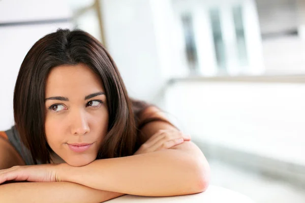 Portret van brunette met vervelen look — Stockfoto