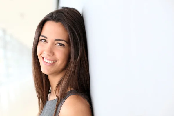 Retrato de una hermosa mujer de negocios apoyada contra la pared —  Fotos de Stock