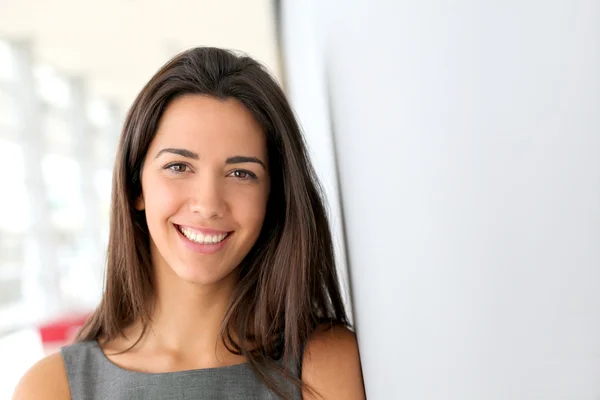 Retrato de una hermosa mujer de negocios de pie en el pasillo —  Fotos de Stock