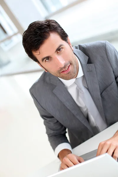 Retrato de empresário confiante em reunião — Fotografia de Stock