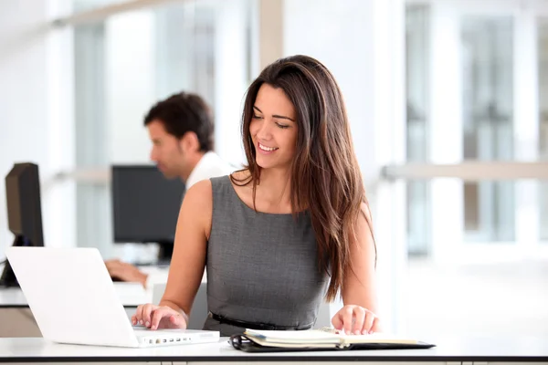 Attraktive Geschäftsfrau, die am Laptop arbeitet — Stockfoto