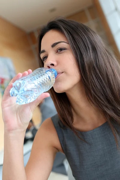 Портрет офисного работника, пьющего воду из бутылки — стоковое фото