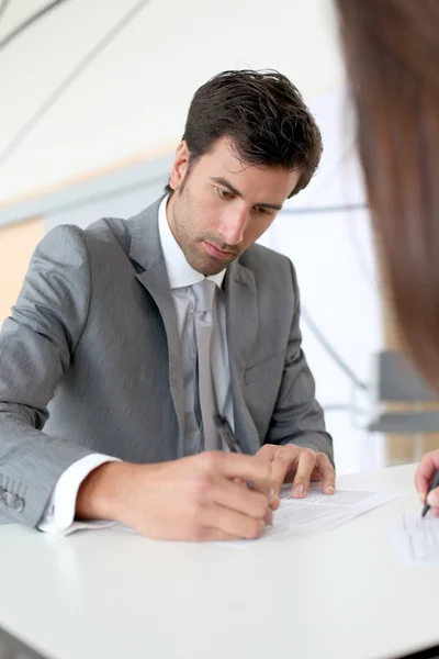 Unternehmer füllt Geschäftsvertrag aus — Stockfoto