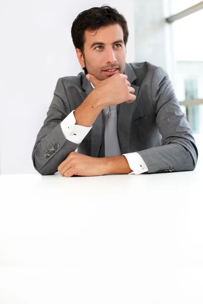 Empresário sentado a sua mesa para reunião — Fotografia de Stock