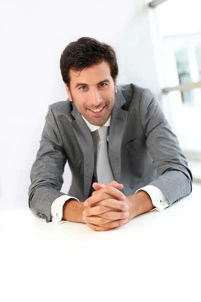 Hombre de negocios sonriente mirando al cliente —  Fotos de Stock