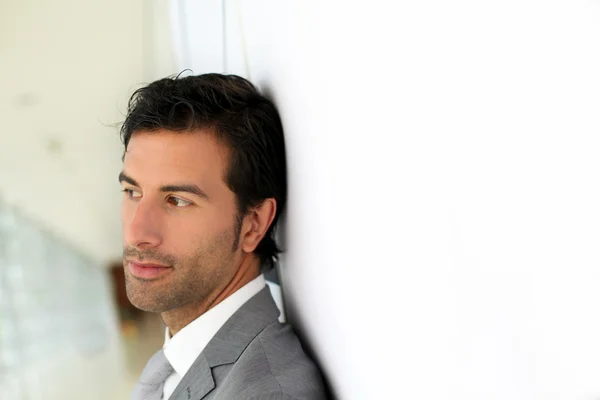 Retrato de hombre de negocios en edificio moderno —  Fotos de Stock