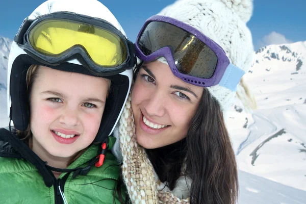 Mor och dotter skidåkning i berget — Stockfoto