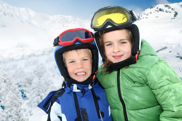 Portrait d'enfants en tenue de ski à la montagne — Photo