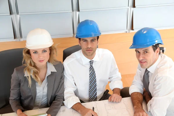 Arquitetos e mulheres de negócios que trabalham em projetos de construção — Fotografia de Stock