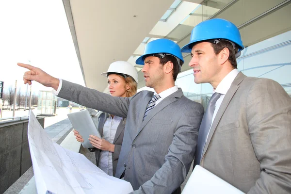 Engenheiros de construção verificando canteiro de obras — Fotografia de Stock