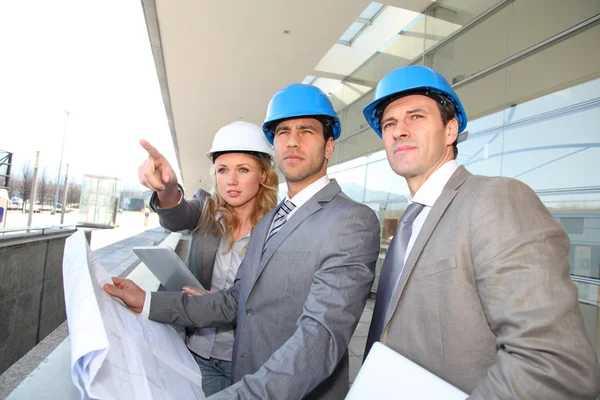 Les ingénieurs en construction vérifient le chantier — Photo