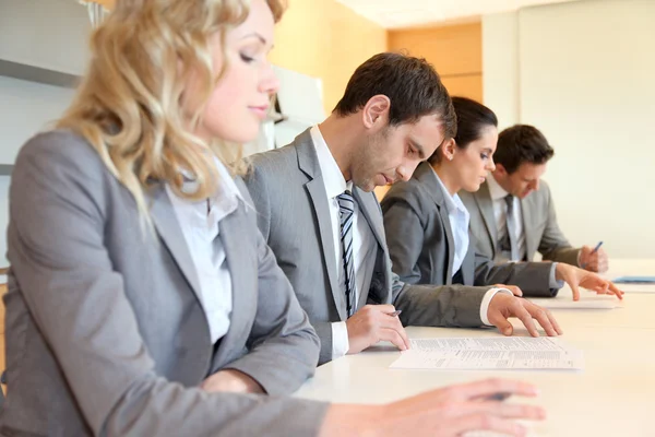 Young business signing application form — Stock Photo, Image