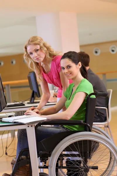 Personas con discapacidad en el trabajo con tableta electrónica — Foto de Stock