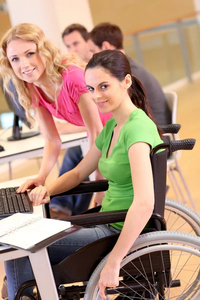 Gehandicapte persoon op het werk met elektronische tablet — Stockfoto