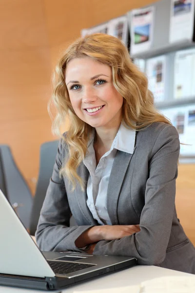 Portrait d'une jeune femme d'affaires souriante en fonction — Photo