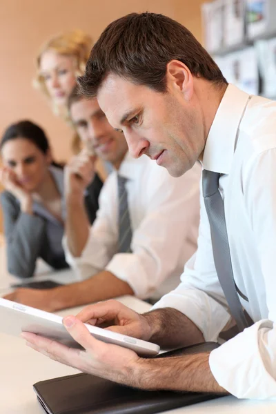 Portrait d'un gestionnaire d'entreprise utilisant une tablette électronique — Photo