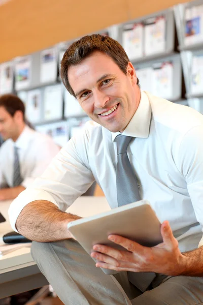 Portret van zaakvoerder met behulp van elektronische Tablet PC — Stockfoto