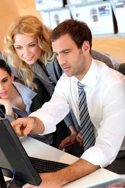 Reunião de negócios na frente do computador desktop — Fotografia de Stock