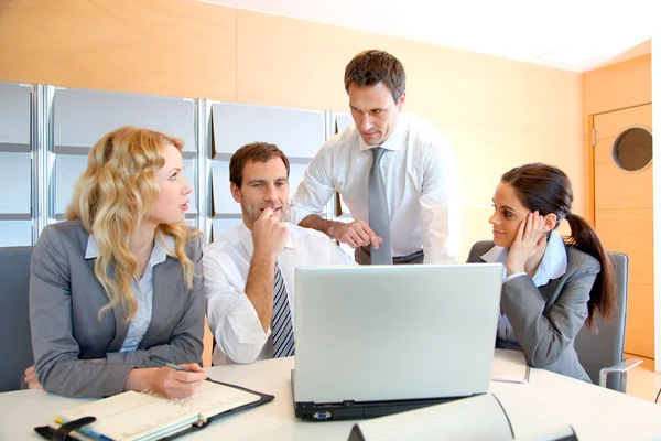 Riunione di lavoro in ufficio con computer portatile — Foto Stock