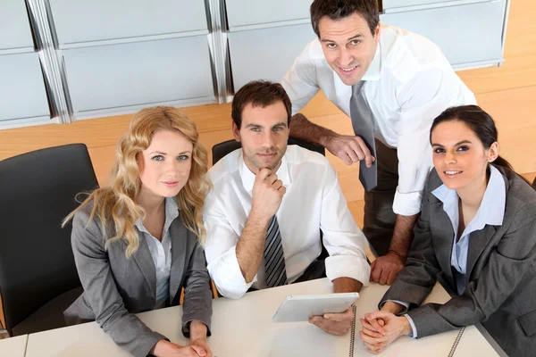 Reunión de negocios en oficina con tableta electrónica — Foto de Stock