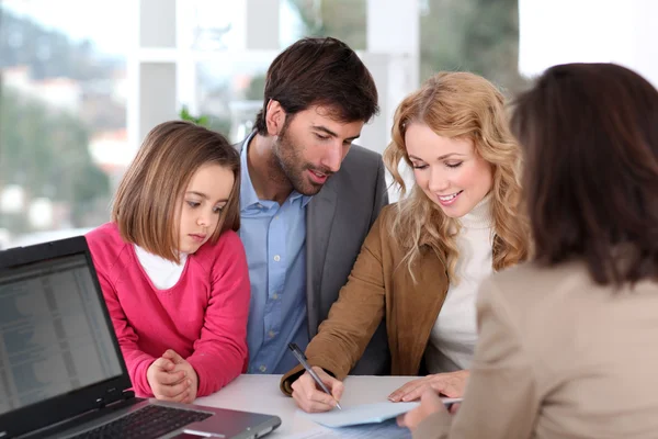 Familjen underteckna fastigheter kontrakt — Stockfoto