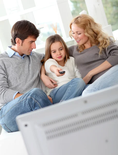 Família assistindo filme na televisão — Fotografia de Stock