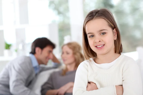 Portrait de petite fille ennuyée à la maison — Photo