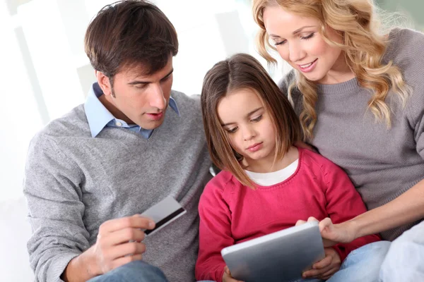 Família fazendo compras online com tablet — Fotografia de Stock