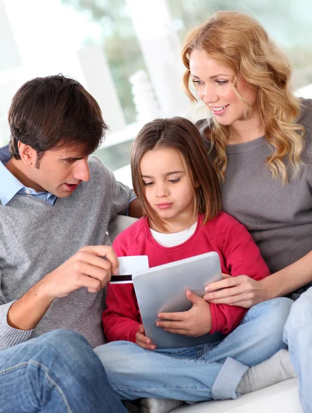 Família fazendo compras online com tablet — Fotografia de Stock