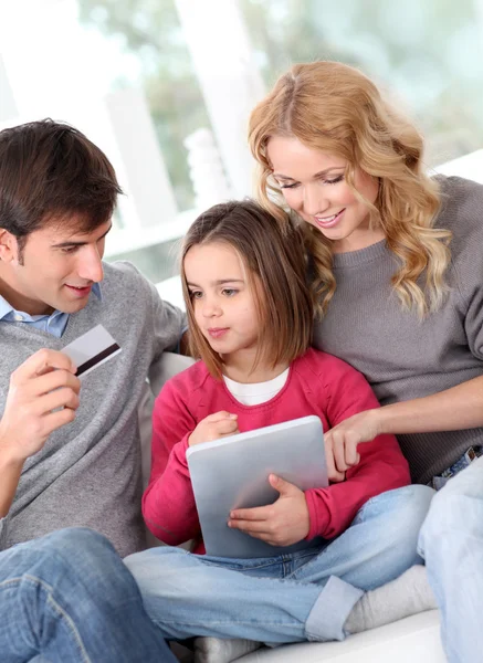 Семья делает онлайн покупки с планшетом — стоковое фото
