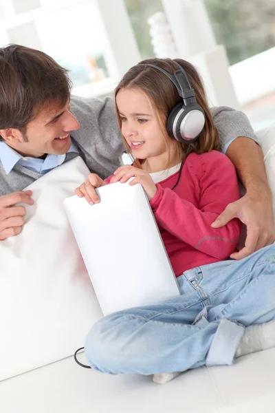 Pai e filha ouvindo música — Fotografia de Stock