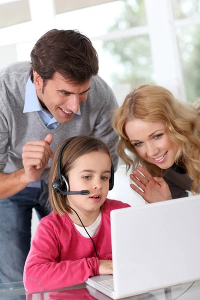 Família em casa usando webcâmera de computador — Fotografia de Stock