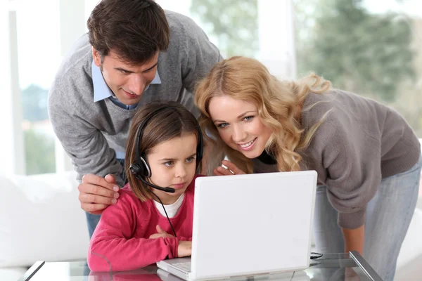 Família em casa usando webcâmera de computador — Fotografia de Stock