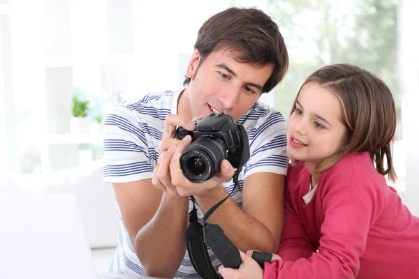 Babasının küçük kızı kamera kullanmayı öğretme — Stok fotoğraf