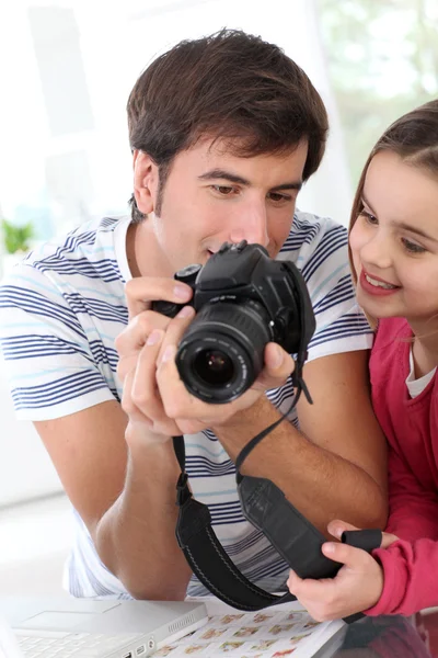 Padre insegnamento bambina come utilizzare la fotocamera — Foto Stock