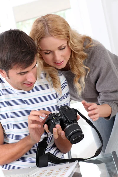 Couple looking at picture on camera screen — Stock Photo, Image
