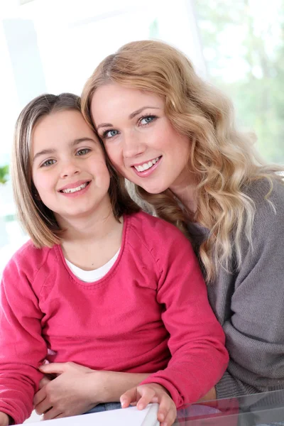 Retrato de madre e hija felices —  Fotos de Stock