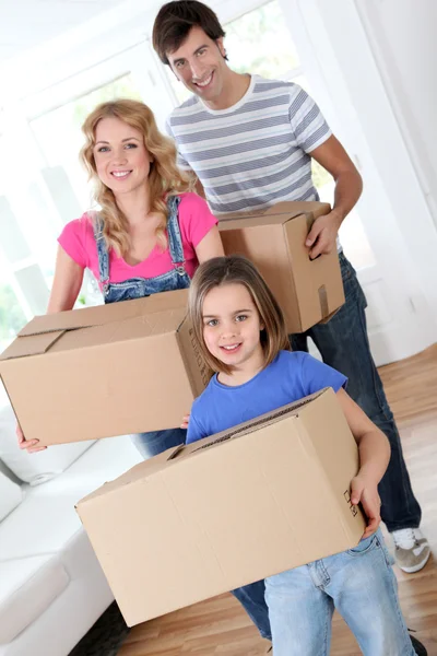 Famiglia che si trasferisce in una nuova casa — Foto Stock